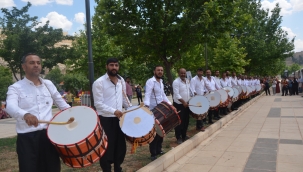 Bakan Ersoy müze gezisinde 25 davul şovu ile karşılandı