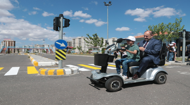 Başkan Gülpınar, Minik çocuklarla güvenli trafik eğitimine katıldı 