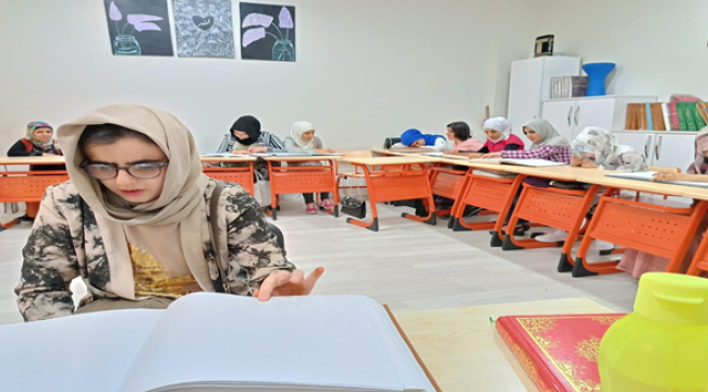 Kur'an-i Kerim'i Parmak Uçlarıyla Hatim Etti