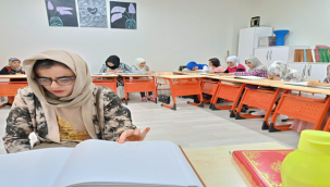 Kur'an-i Kerim'i Parmak Uçlarıyla Hatim Etti