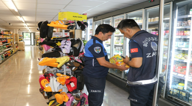 Marketleri denetleyen zabıta, birçok ürüne el koydu