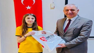 Müdür Yanmaz'dan Aydınlar koleji öğrencisine ödül