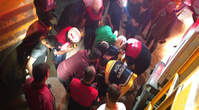 Şanlıurfa'da otomobil kamyonun dorsesine girdi