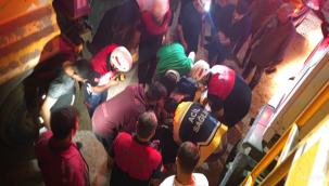 Şanlıurfa'da otomobil kamyonun dorsesine girdi