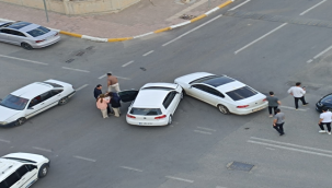 Karaköprü'de iki araç çarpıştı!