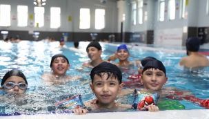 Karaköprü'de Vatandaşlar Yüzme Havuzunda Serinliyor