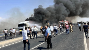 Şanlıurfa'da saman yüklü tır alev alev yandı