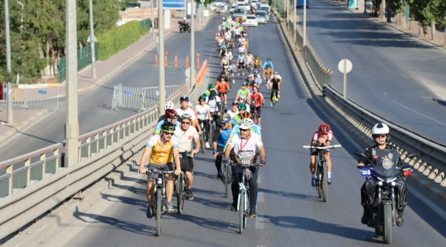 Bisiklet tutkunları Prof.DrKlaus Schmidt için pedal çevirdiler 