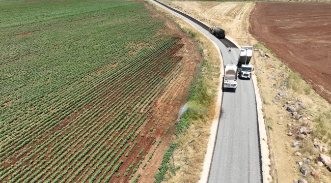 Büyükşehir'den Hilvan Kırsalında Sathi Kaplama Asfalt Çalışması