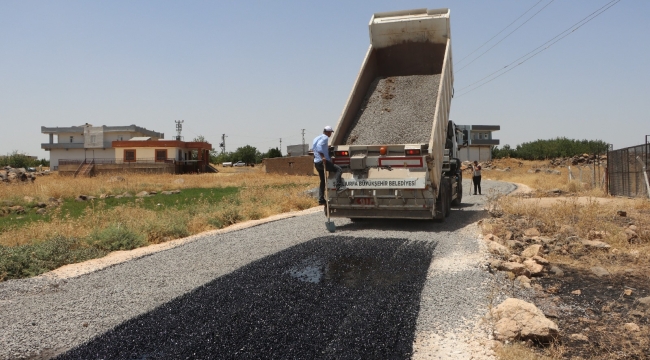 Büyükşehir Viranşehir'de Yol Kalitesini Artırmak İçin Sathi Asfalt Çalışmalarını Hızlandırıyor