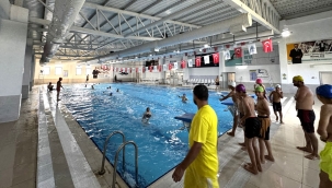 Eyyübiyeli Gençler Sıcaktan Kaçıp Havuza Dalıyor