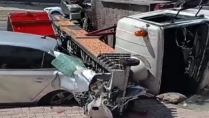 Karaköprü'de ev taşıyan nakliye asansörü, bir aracın üstüne devrildi! 