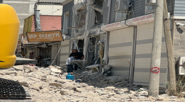 Şanlıurfa'da hasarlı bina yıkımda sağlam binada zarar gördü