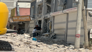 Şanlıurfa'da hasarlı bina yıkımda sağlam binada zarar gördü