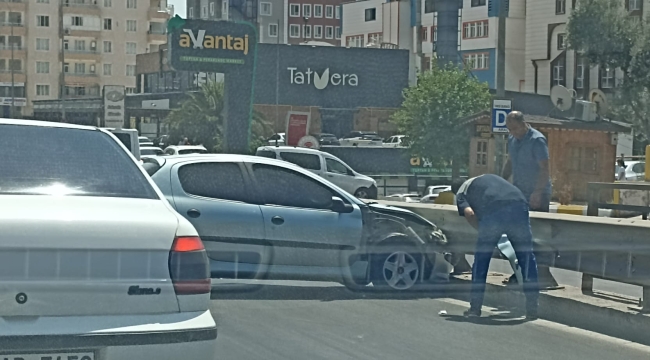 Şanlıurfa'da otomobil bariyerlere çarptı