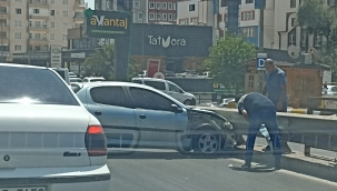Şanlıurfa'da otomobil bariyerlere çarptı