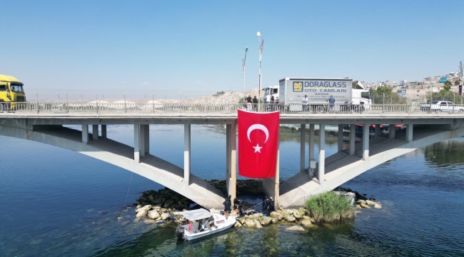 Birecik'te dalgıçlar Fırat nehrinde Türk bayrağı açtı