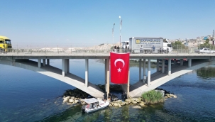 Birecik'te dalgıçlar Fırat nehrinde Türk bayrağı açtı