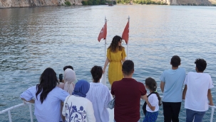 Depremzede çocuklara 500 adet bağlama dağıtıldı 