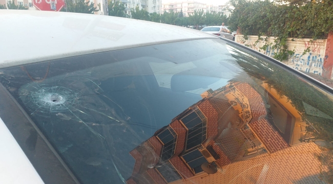 Şanlıurfa'da da park halindeki otomobile yorgun mermi isabet etti