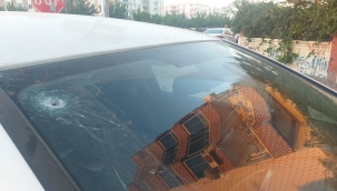 Şanlıurfa'da da park halindeki otomobile yorgun mermi isabet etti