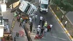 Şanlıurfa'da kum yüklü tır devrildi: 1 yaralı