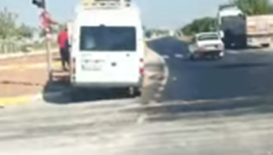 Akçakale yolunda tarım işçilerin taşıyan minibüs kaza yaptı: 2 yaralı