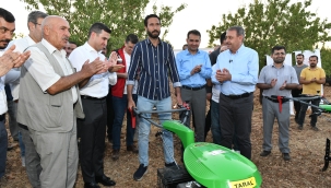 Vali Şıldak, Hilvan'da badem hasadına katıldı 