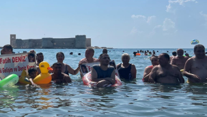 Zihinsel engeller gündüz denizde gece eğlencede