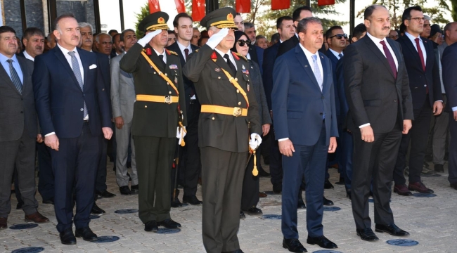 Şanlıurfa'da Cumhuriyet Bayramı çelenk sunma töreni yapıldı