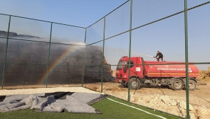 Şanlıurfa'da halı sahanın yanında yangın çıktı