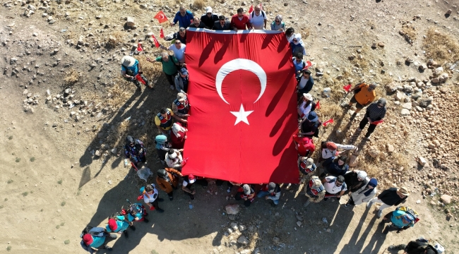 Şanlıurfa'da yüzlerce kişi Göbeklitepe'ye Cumhuriyet Yürüyüşü gerçekleştirdi