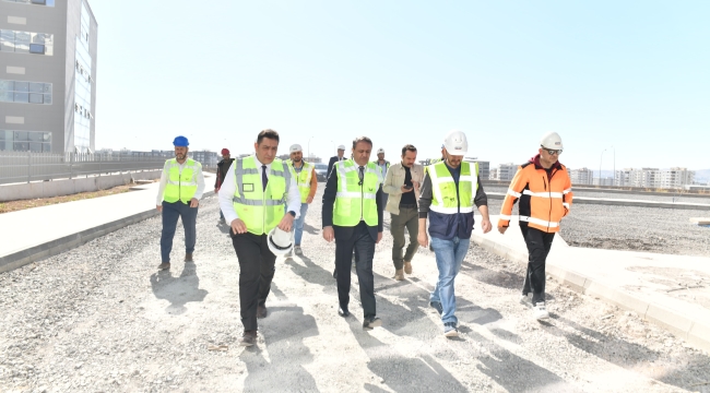  Vali Şıldak, Şehir Hastanesi İnşaatını İnceledi