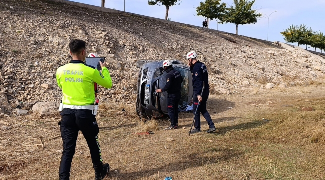 Eyyübiye'de otomobil şarampole yuvarlandı