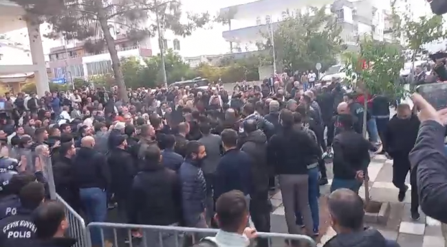 Halfeti'de Belediye Önünde Polise Taşlı Saldırı: 8 Gözaltı