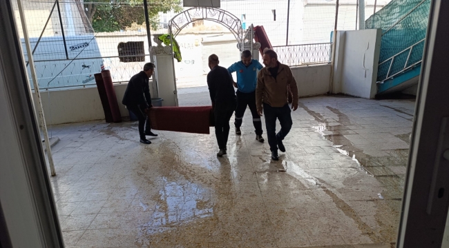 Şanlıurfa'da ilginç Olay: Camiye su hortumu çekerek ibadethaneyi kullanılamaz hale getirdi