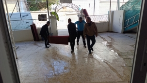 Şanlıurfa'da ilginç Olay: Camiye su hortumu çekerek ibadethaneyi kullanılamaz hale getirdi