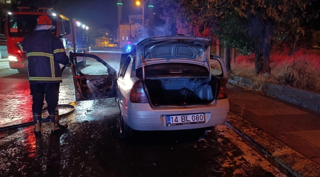 Şanlıurfa'da yangında otomobil küle döndü