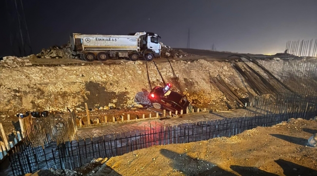 Suruç'ta otomobil köprü inşaatına uçtu: 4 yaralı