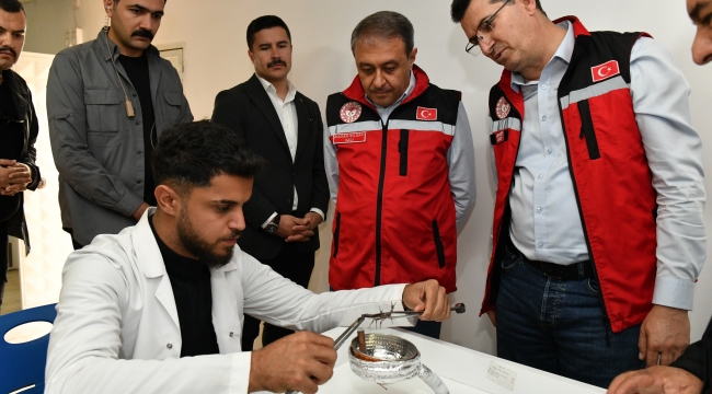 Vali Şıldak akrep üretim tesisini ziyaret etti 