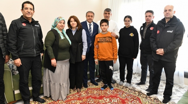 Vali Şıldak, deprem konutlarına yerleşen aileleri ziyaret etti 