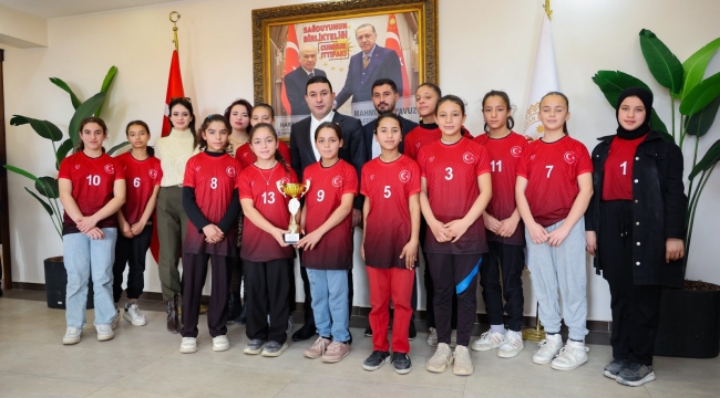 Başkan Özyavuz şampiyon kızları makamında ağırladı 