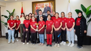 Başkan Özyavuz şampiyon kızları makamında ağırladı 
