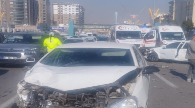 Karaköprü'de iki otomobil çarpıştı!