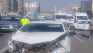 Karaköprü'de iki otomobil çarpıştı!