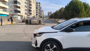 Karaköprü'de iki otomobil çarpıştı