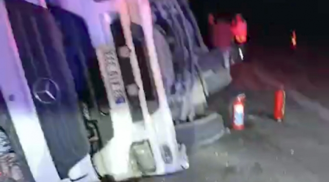 Karaköprü'de mazot yüklü tır devrildi 