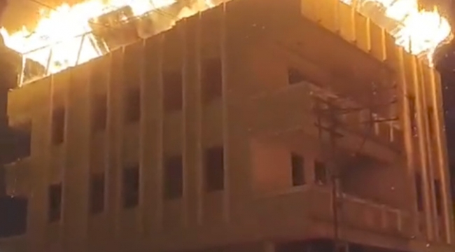 Şanlıurfa'da metruk binada korkutan yangın 