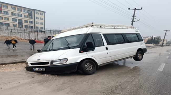 Şanlıurfa'da minibüs doğalgaz çukuruna düştü
