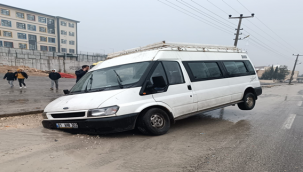 Şanlıurfa'da minibüs doğalgaz çukuruna düştü